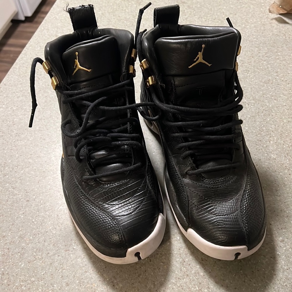Jordan retro 12s Black & White size 9